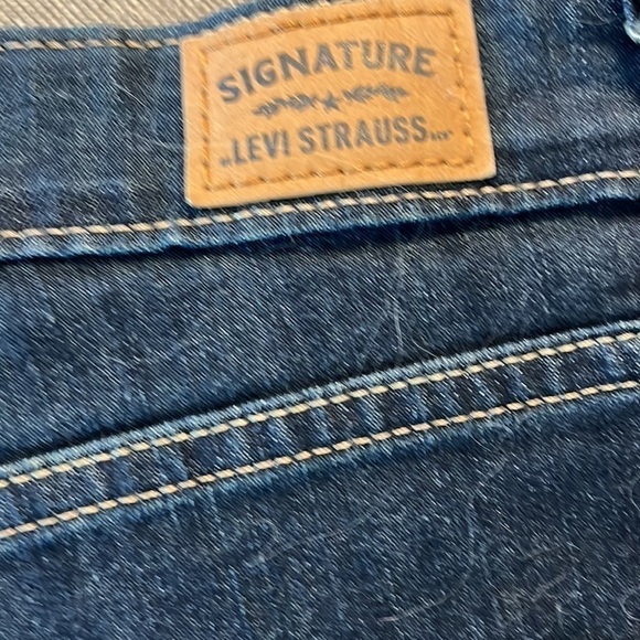 Levi’s high rise shorts size 10 waist is 30. Has a slight cuff with fraying. - Picture 4 of 5